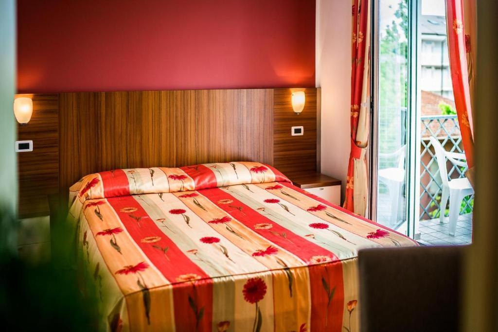 Hotel Vienna Линяно Сабиадоро Екстериор снимка