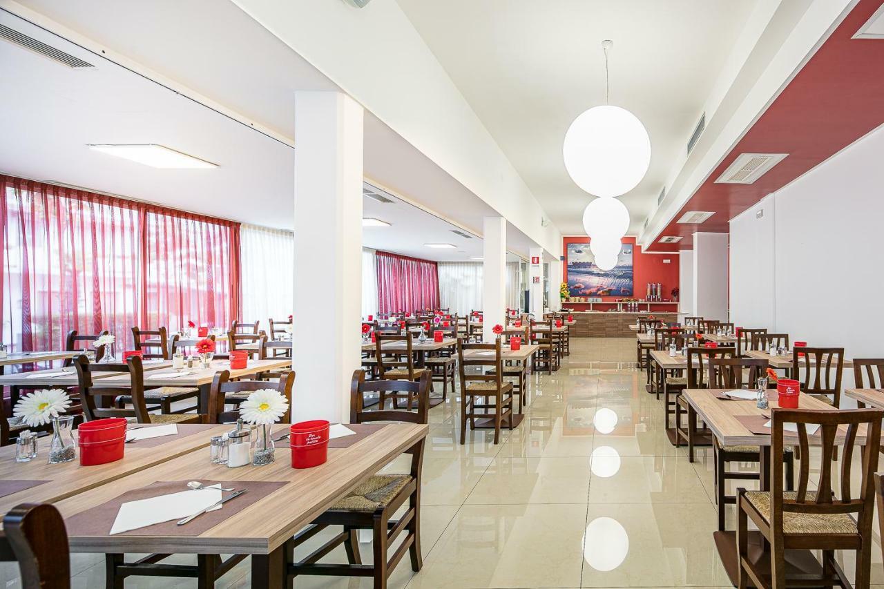 Hotel Vienna Линяно Сабиадоро Екстериор снимка